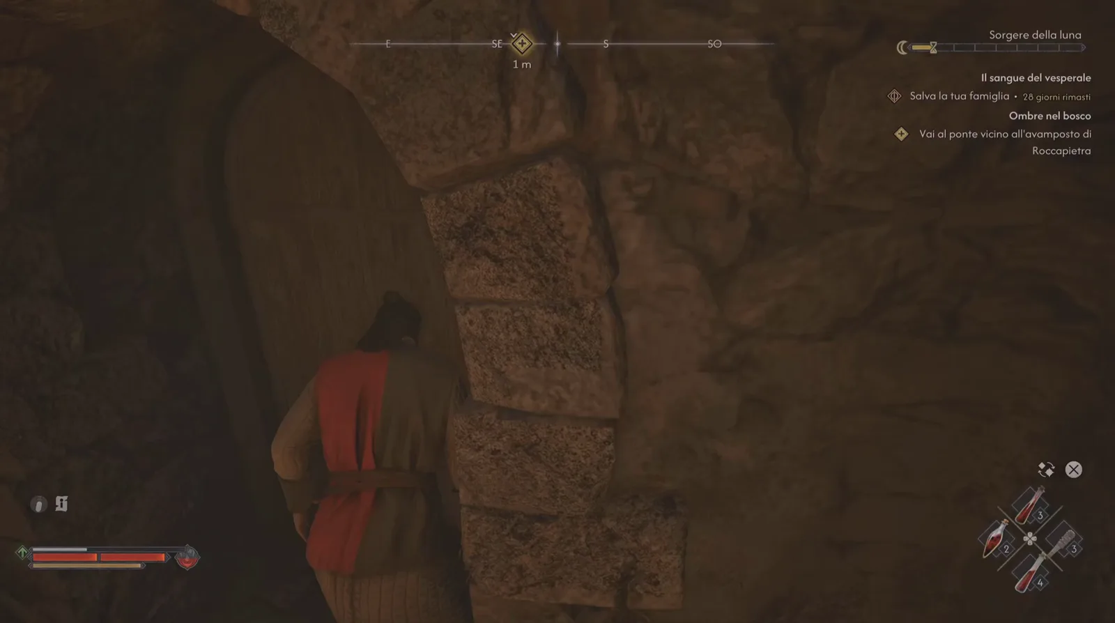 Coen seen from behind at a rough stone archway at night in The Blood of Dawnwalker with the Italian quest tracker listing Il sangue del vesperale and a 28 giorni rimasti countdown before the Rayko fight